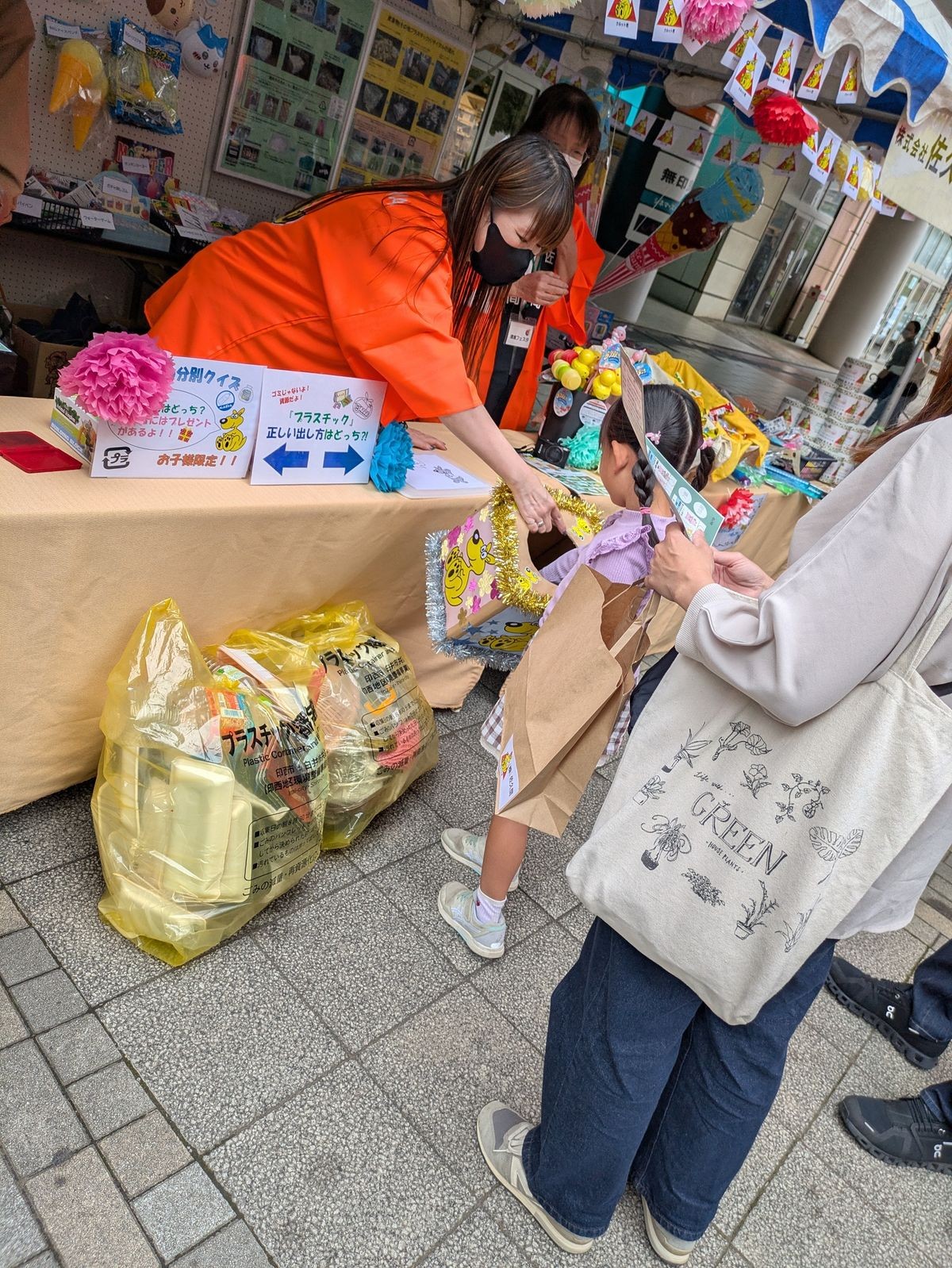 いんざい環境フェスタでくじ引きに参加する子どもの様子
