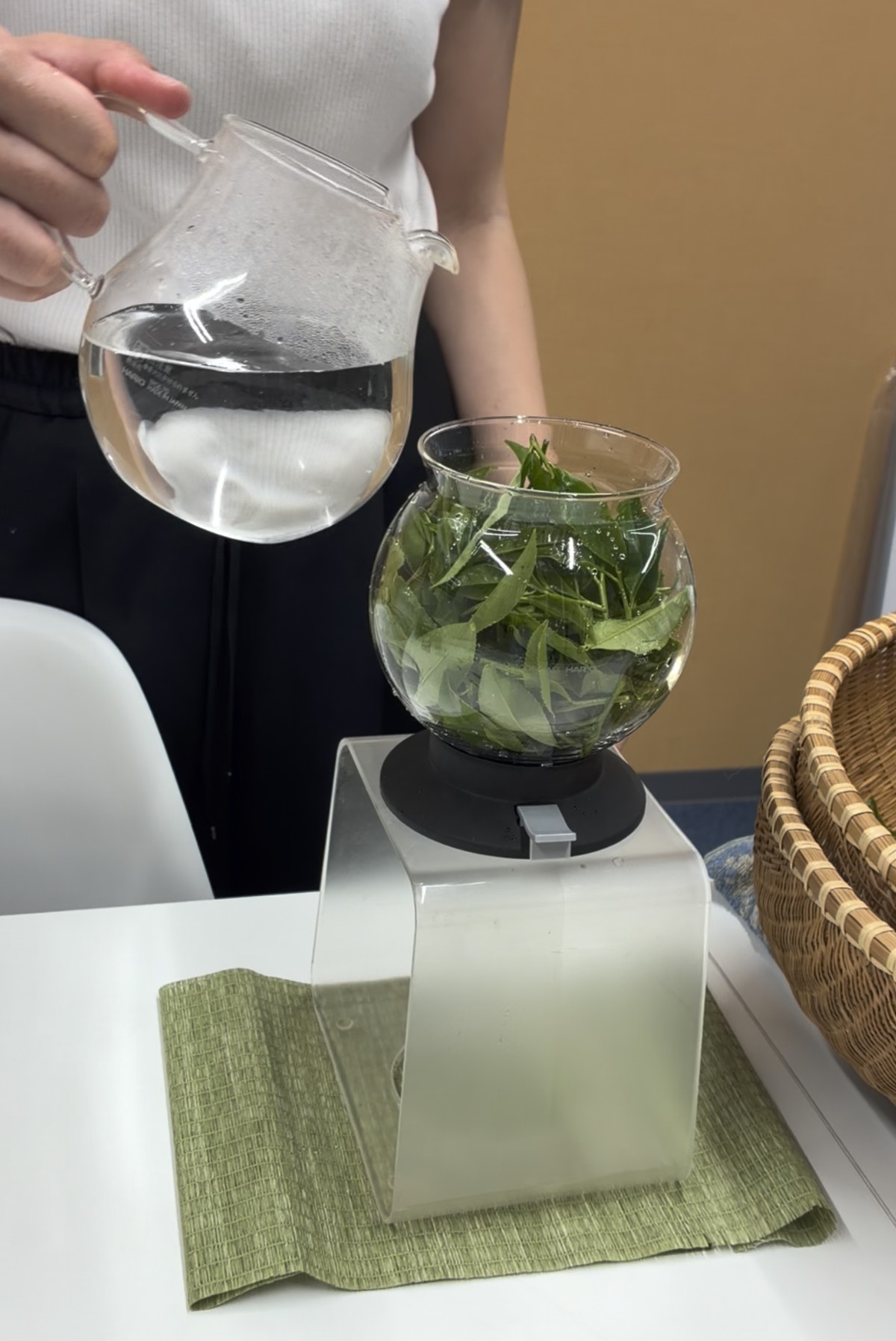 茶葉と透明な容器