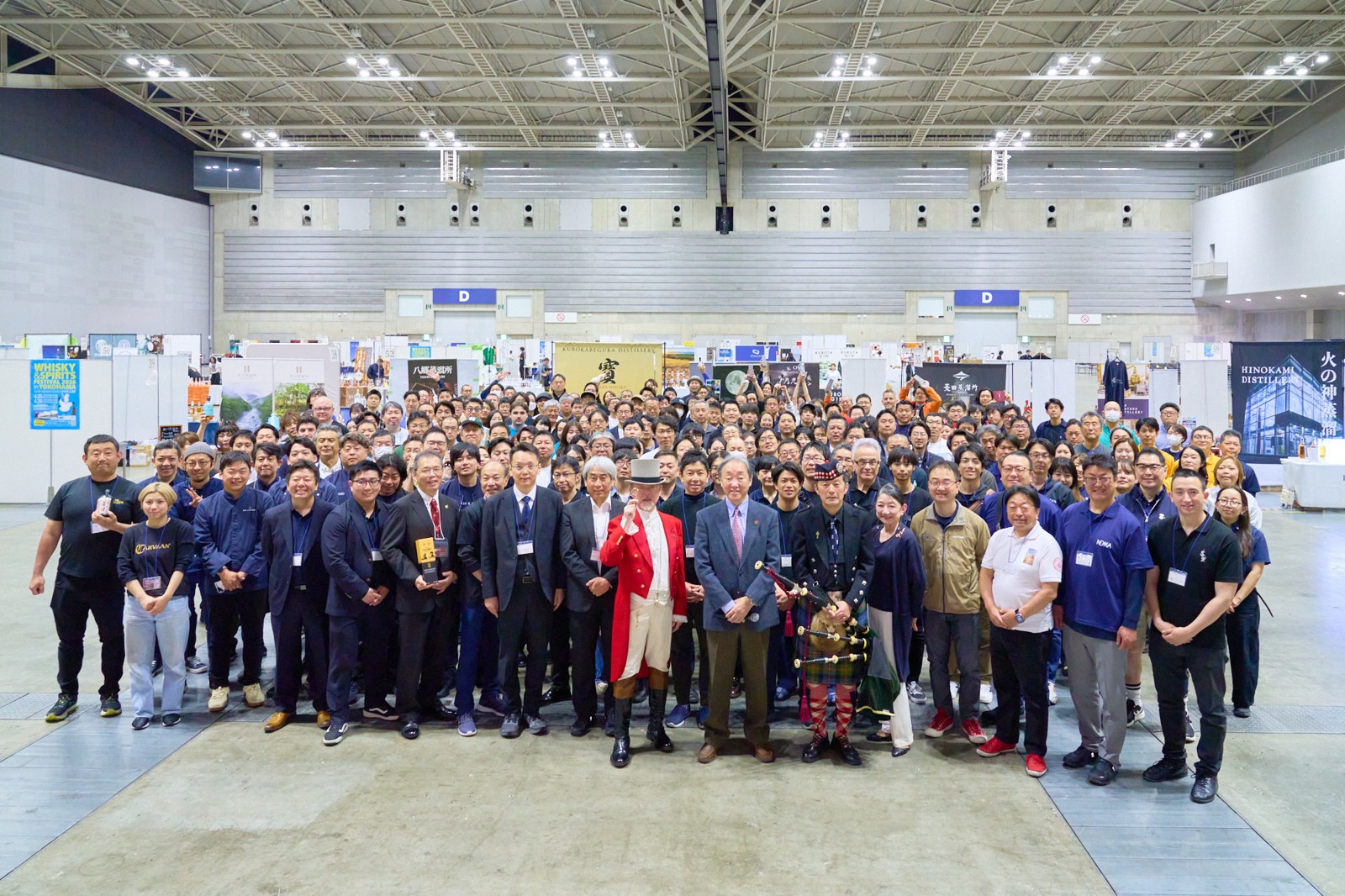 出展ブース前の集合写真