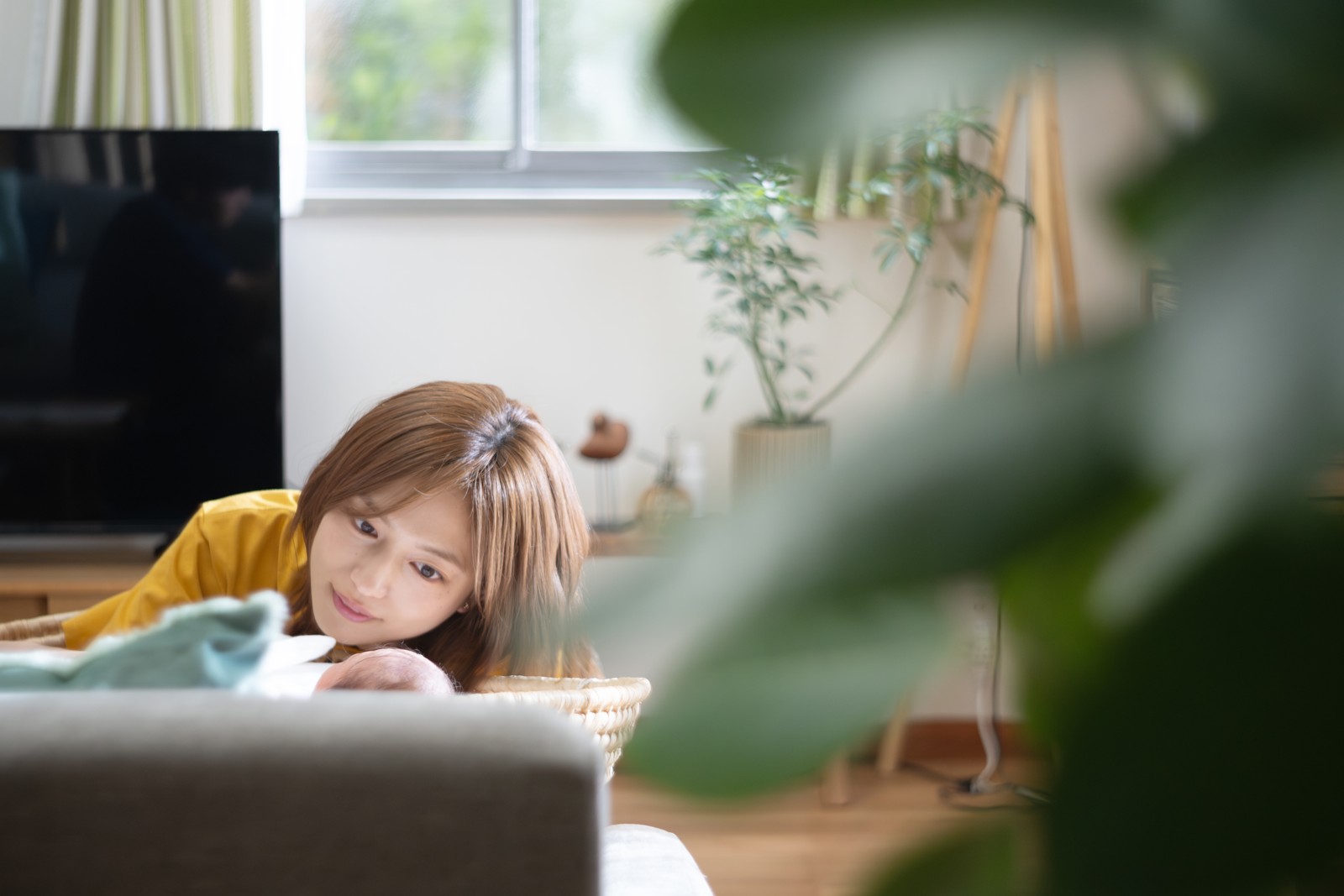 赤ちゃんに顔を近づける和の場面写真
