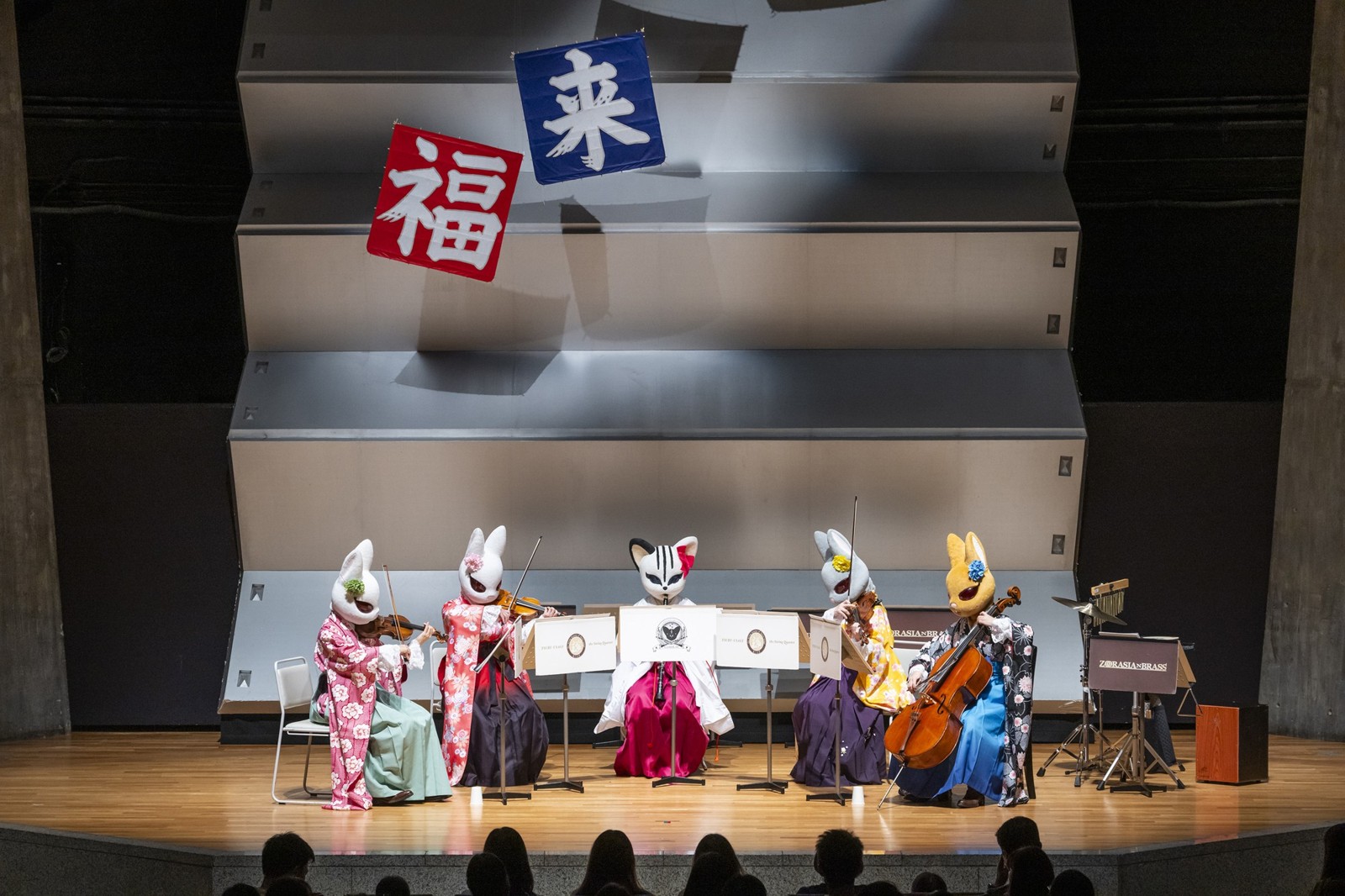 花柄の着物で演奏する弦うさぎとベルガモット