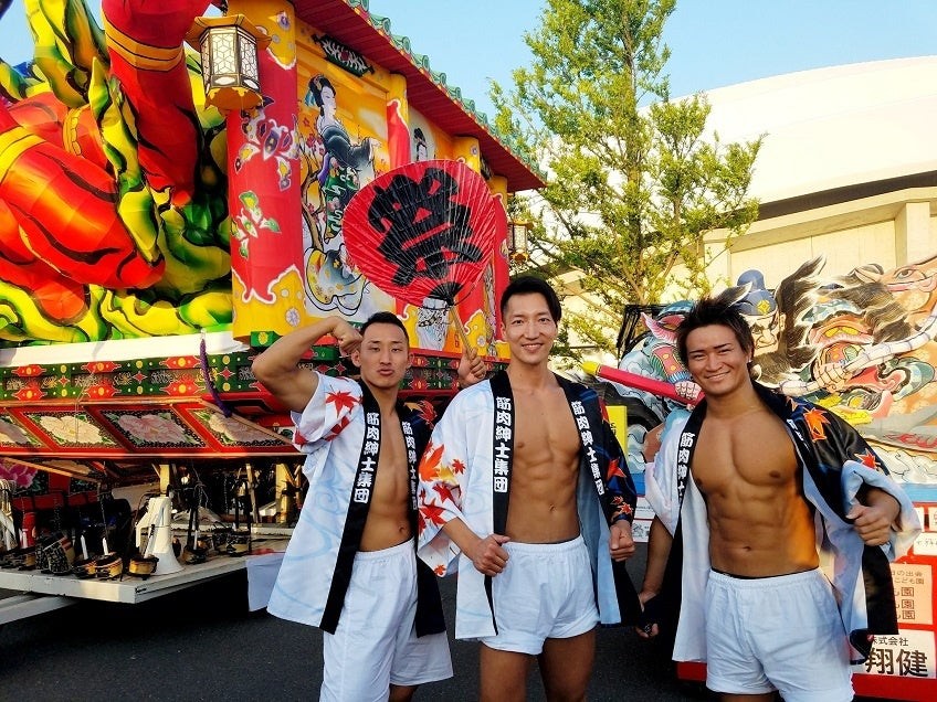 祭りに出演する筋肉紳士集団