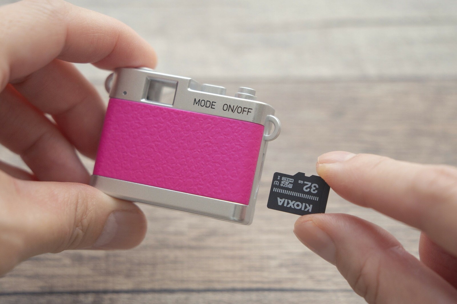 microSDHCカードを挿入するカメラ