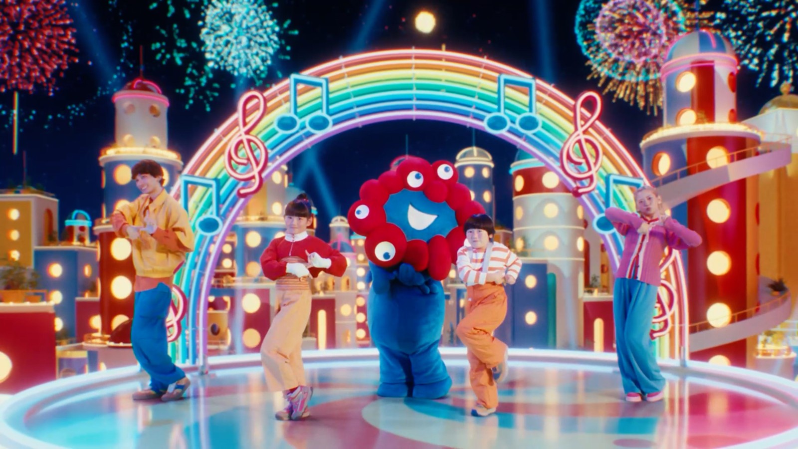 色鮮やかなMVで踊るミャクミャクとダンサー ©Expo 2025/2025MLO