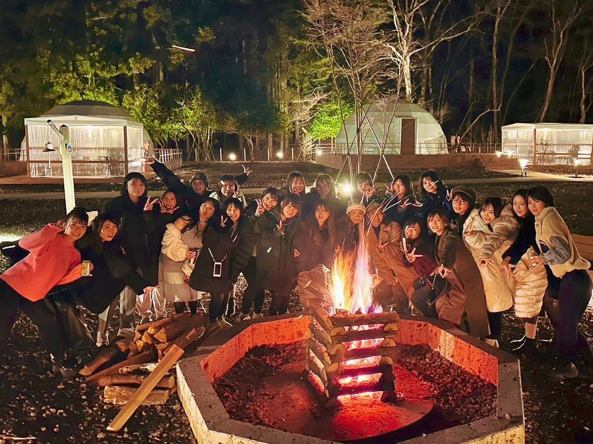 キャンプファイヤーを囲む団体