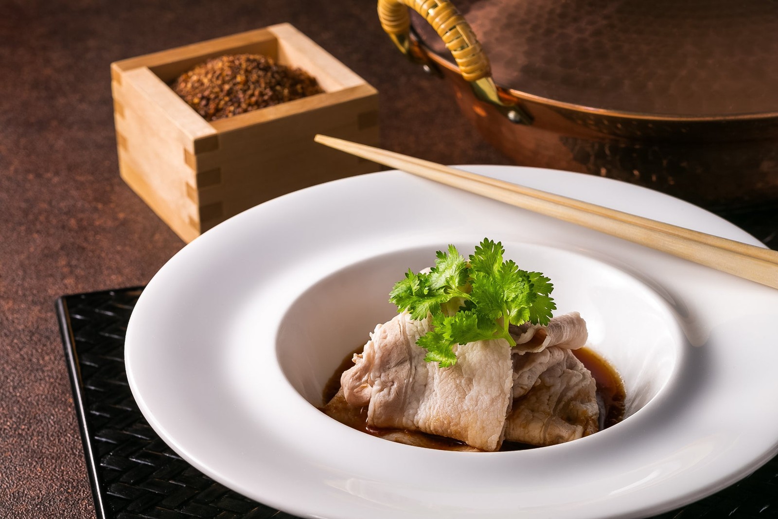 信州ポークの蕎麦茶しゃぶしゃぶ雲白肉風香味ソース