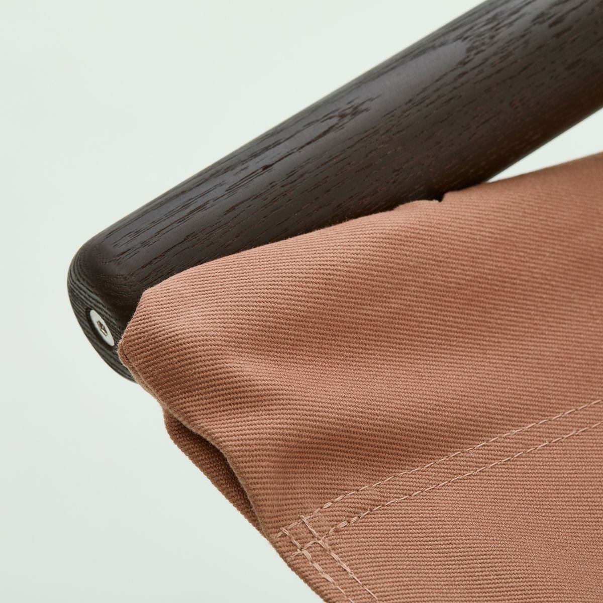 オーク材の肘かけ Smoked Deep Brown