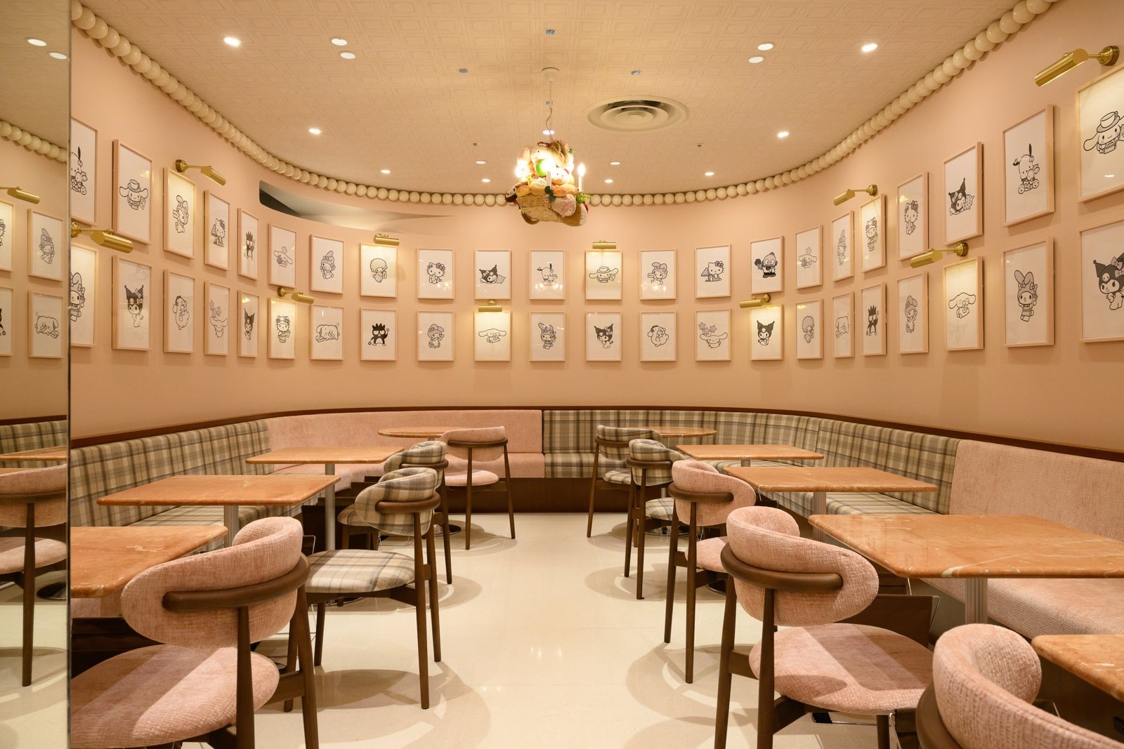 額装アートが並ぶカフェ店内