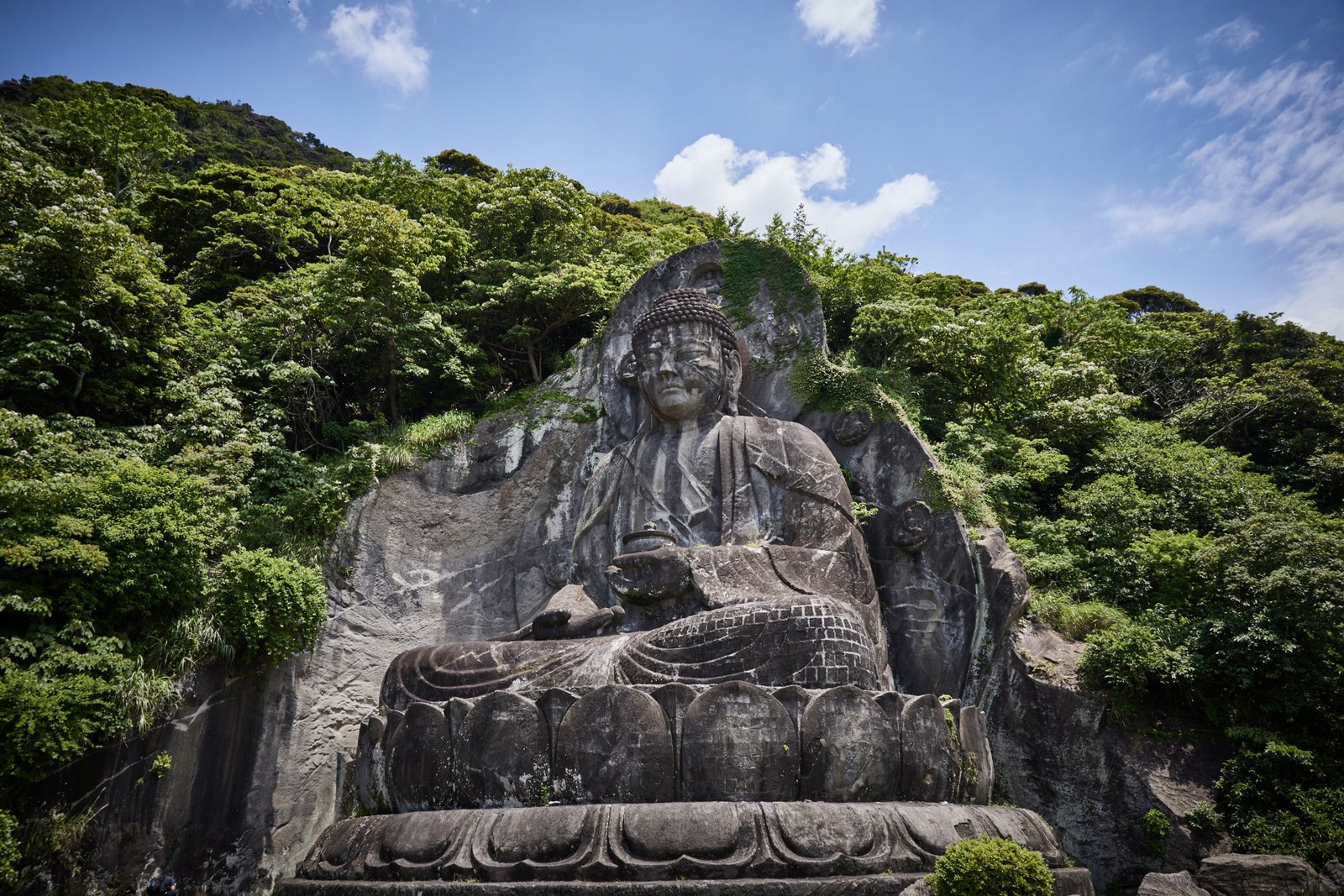 鋸山の岩山に刻まれた大きな座像
