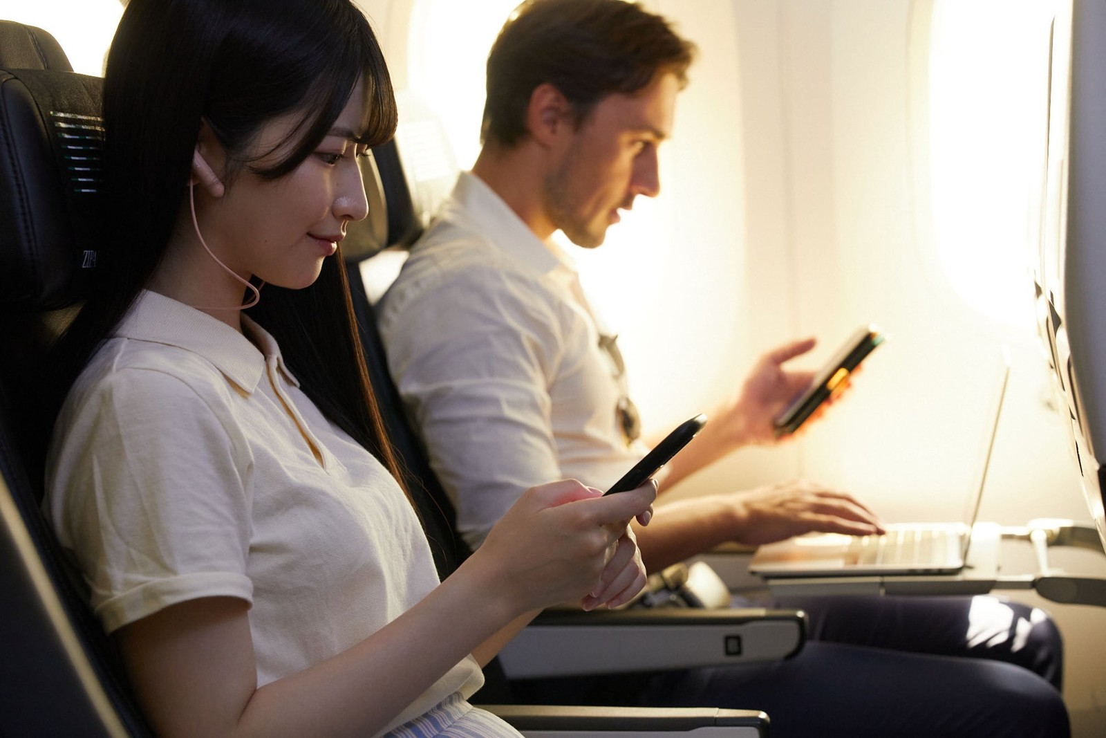 ZIPAIR機内でスターリンクの高速インターネットを利用する様子