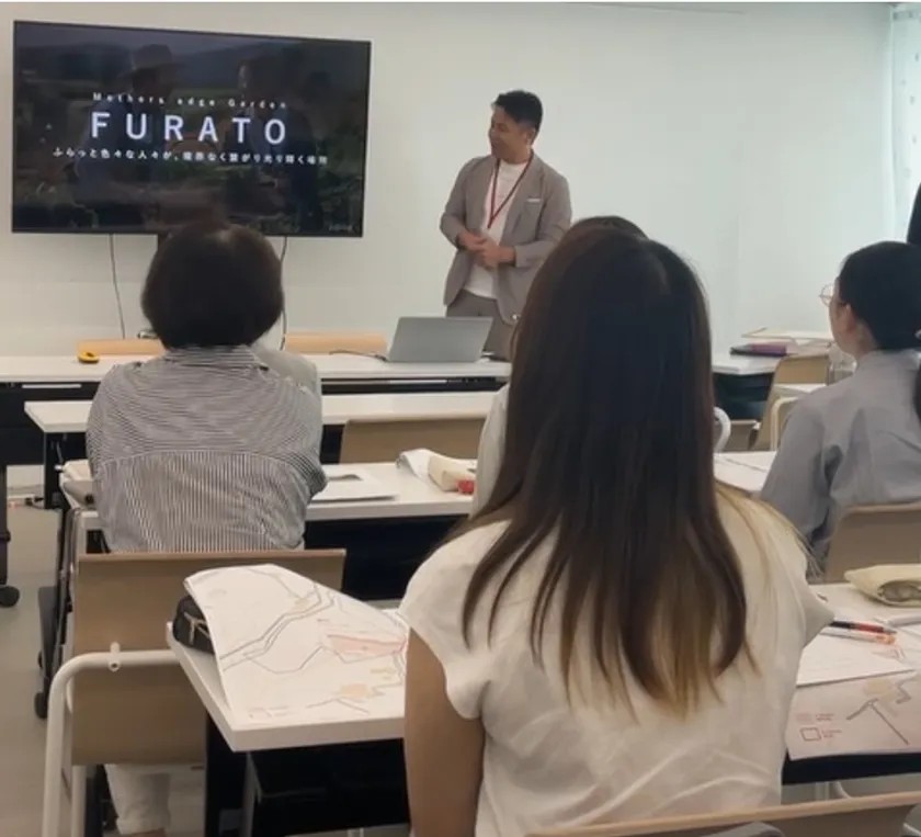 名古屋造形大学での会社説明で話を聞く学生