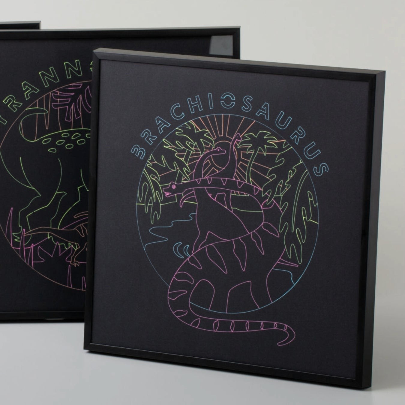 黒い用紙に描いた恐竜の作品