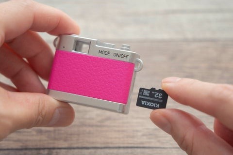 microSDHCカードを挿入するカメラ