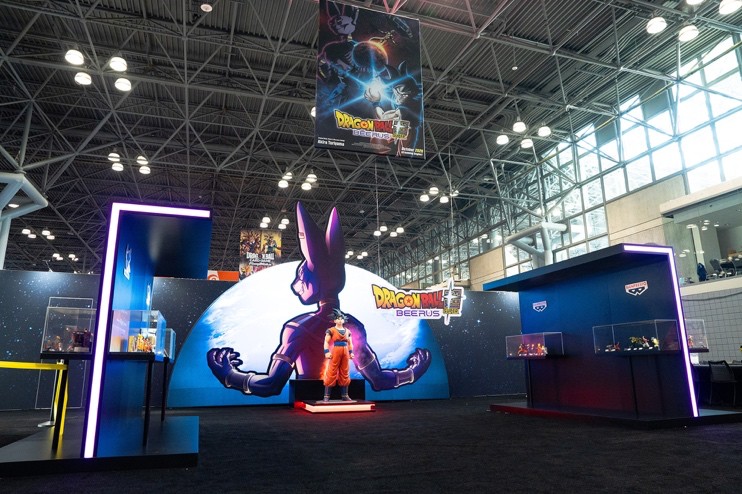 ニューヨーク・コミコン2026のドラゴンボールブース。ビルスのビジュアルと孫悟空の立体展示