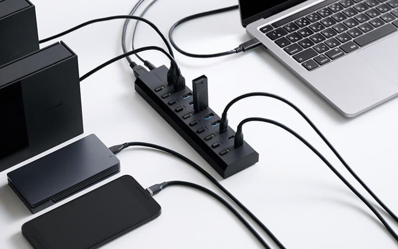 USBハブに複数の外付け機器を接続した例
