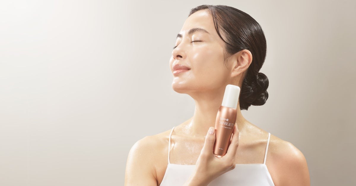 Glow Capsule Mistを持つ女性