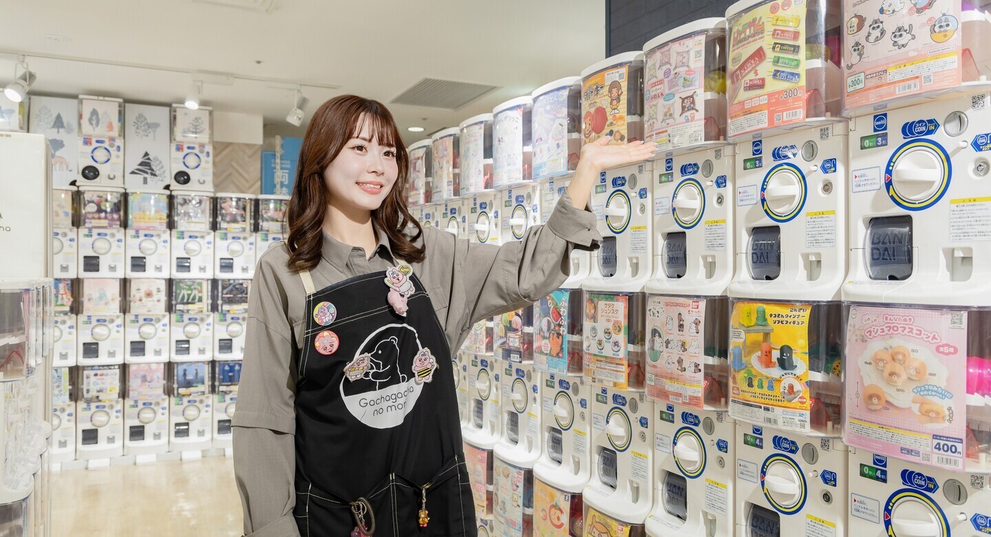 ガチャガチャの森のスタッフとカプセルトイマシン