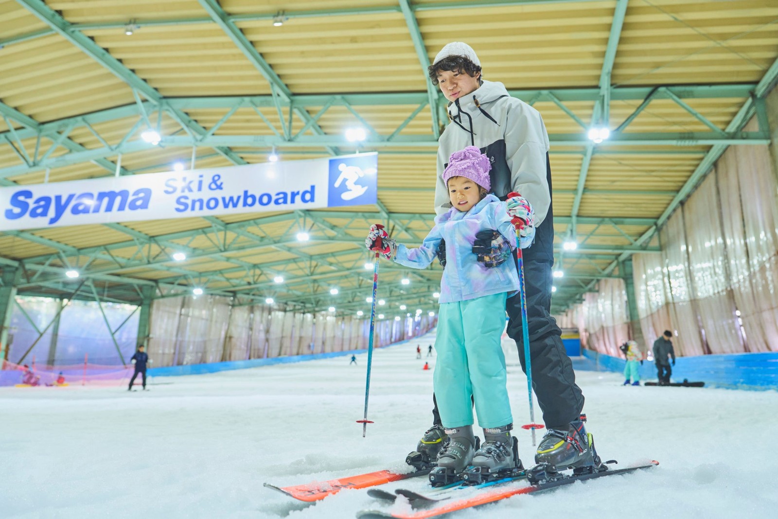 狭山スキー場で滑る子どもと大人