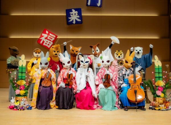 着物姿のズーラシアンブラスと弦うさぎの集合写真