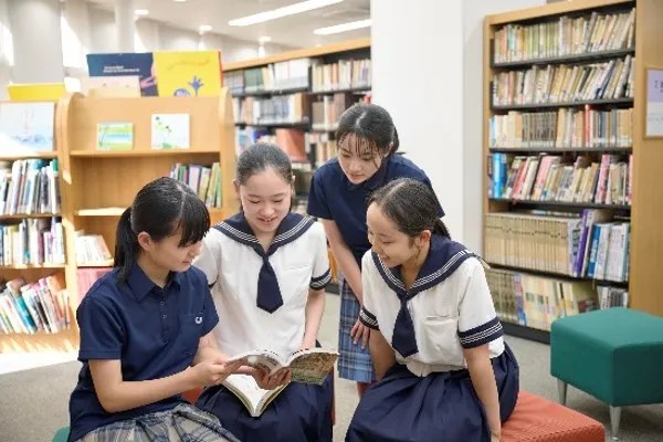 和洋国府台女子中学校高等学校の図書空間で学ぶ生徒