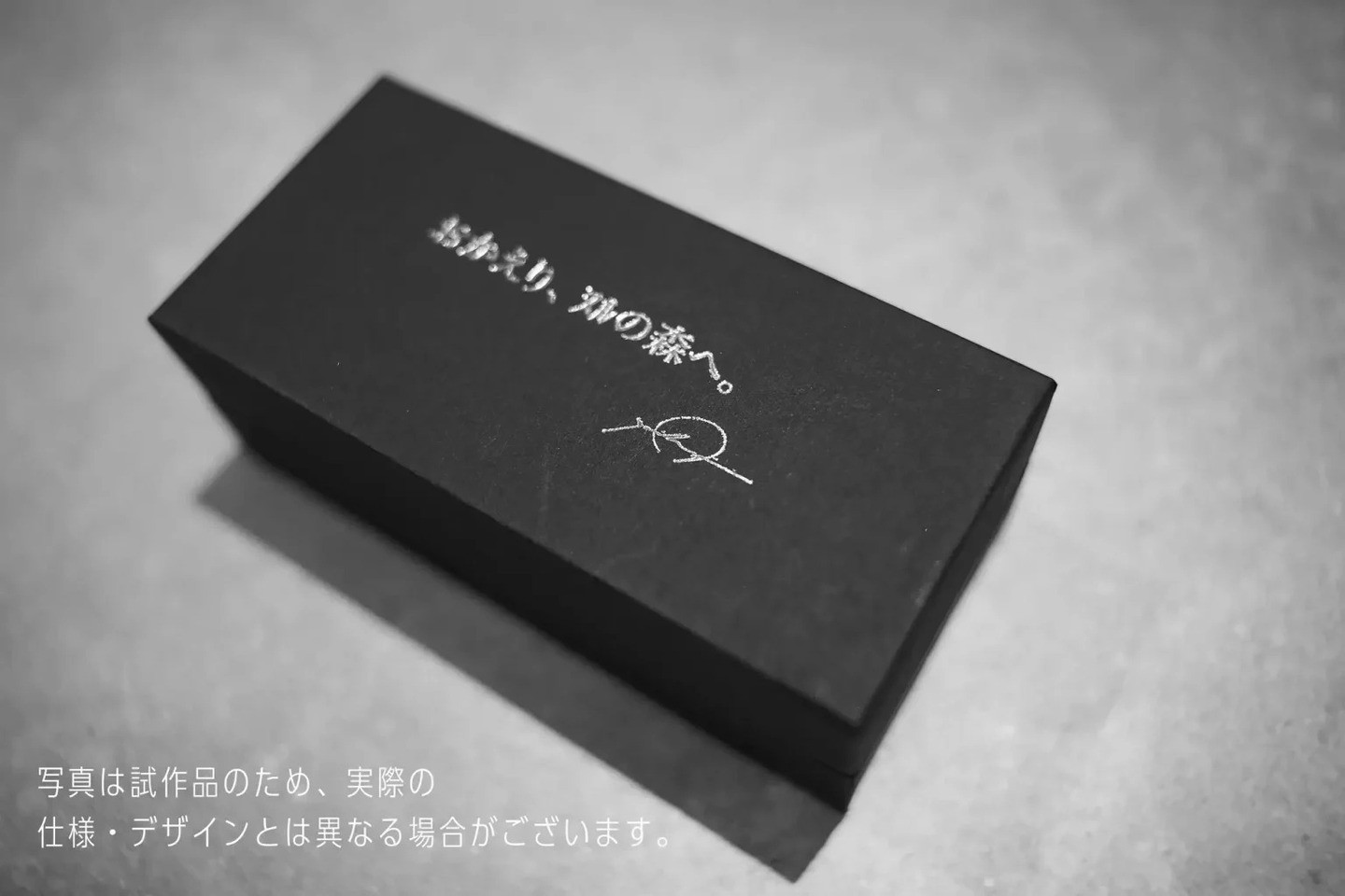 3連ピンバッジの黒い箱（試作品）