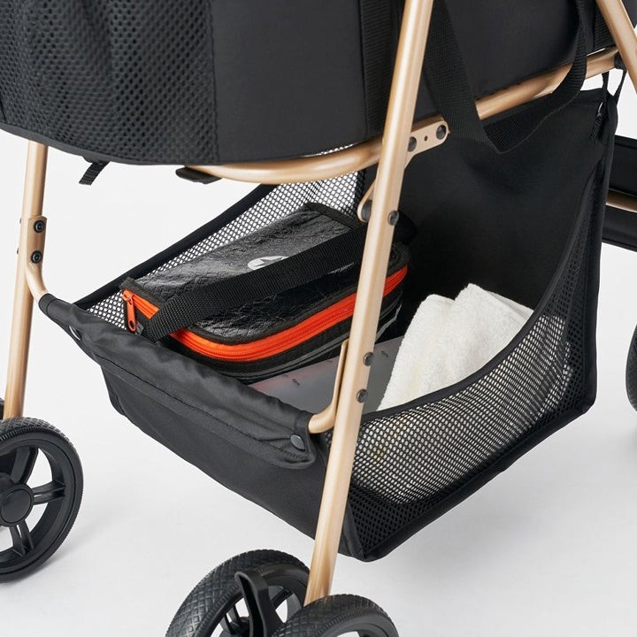 バスケットに荷物を収納した様子