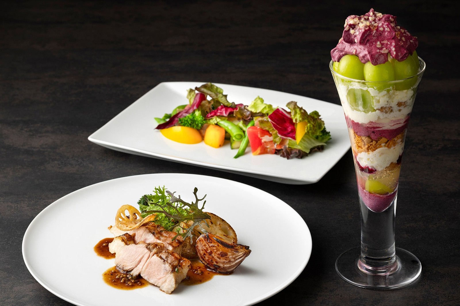 カジュアルパフェコースの肉料理・サラダ・パフェ
