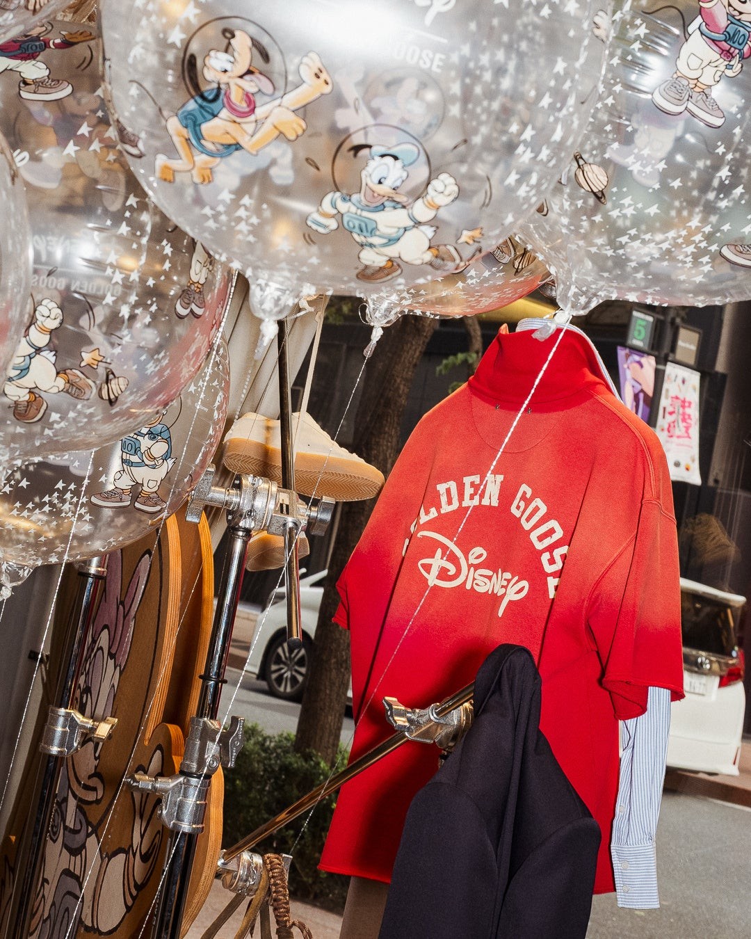 キャラクター入りバルーンとGolden Goose×Disneyの衣類
