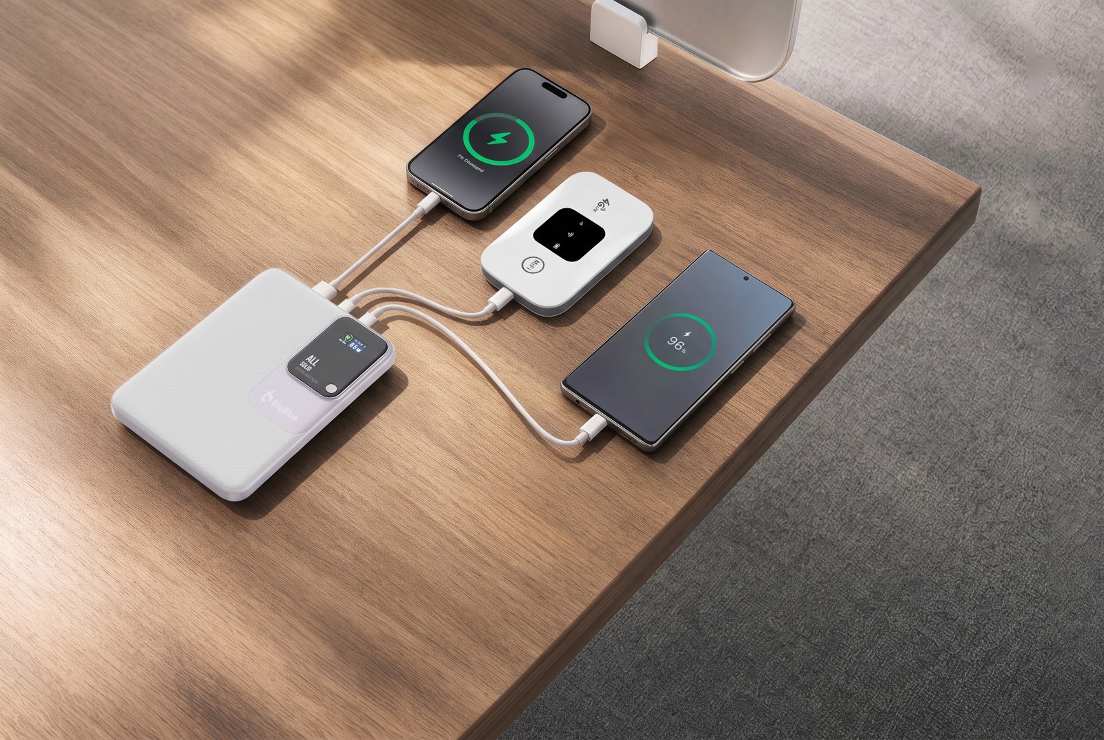 3台を同時充電するBigBlue 全固体モバイルバッテリー15000