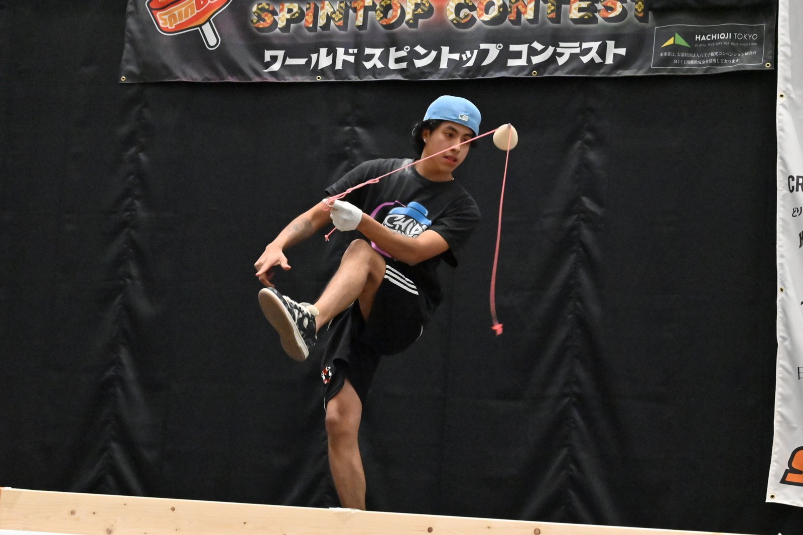 World Spintop Contestでこまを披露するプレーヤー