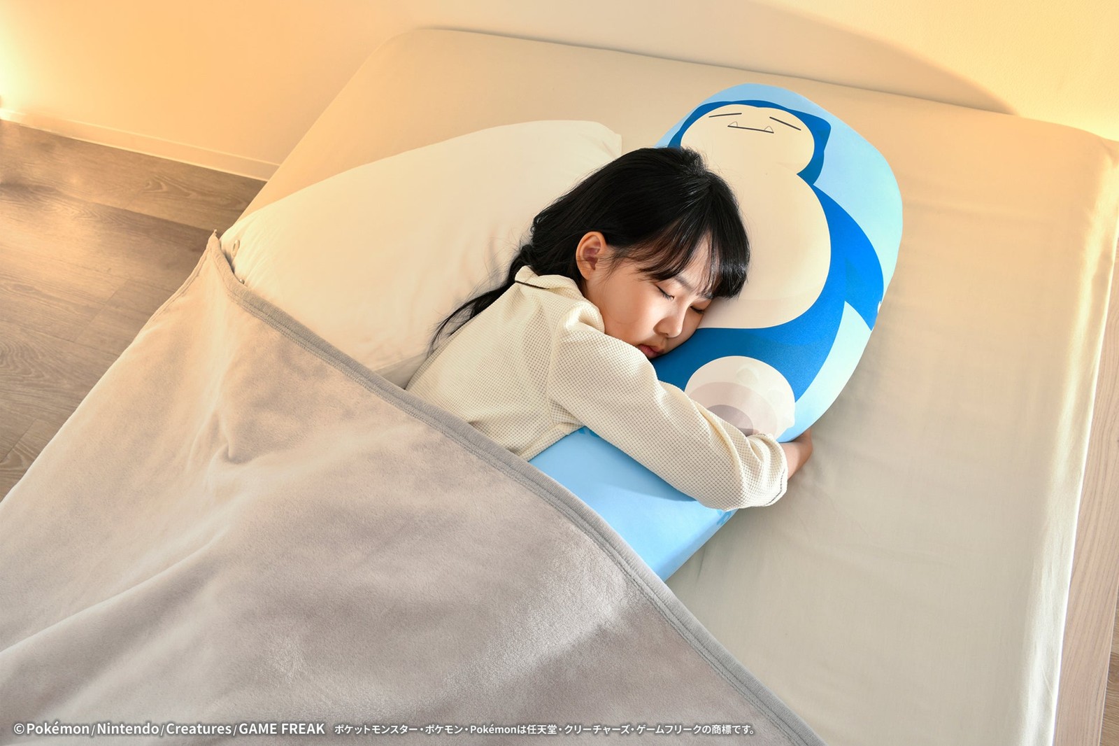 カビゴン柄の抱きまくらの使用イメージ