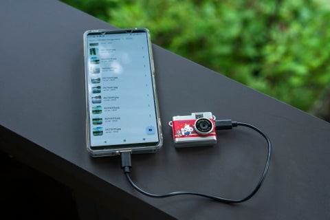 USBケーブルでスマートフォンと接続したハローキティモデル