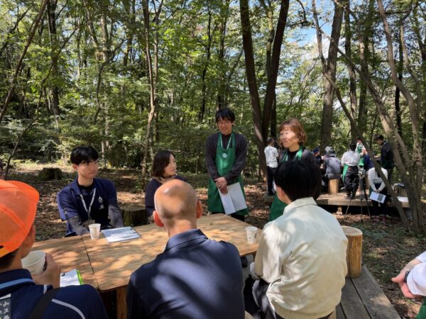 森で交流する参加者とスターバックスの従業員