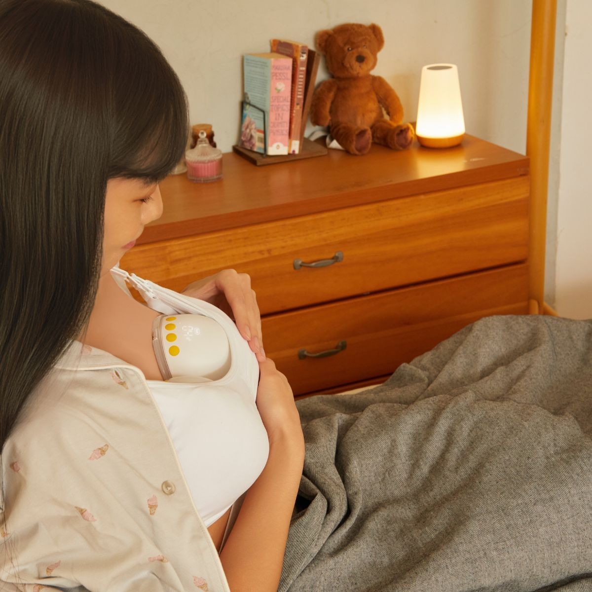 モーションインブラ電動さく乳器をブラに装着する様子
