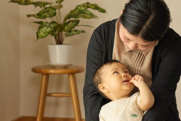 くちどけおこめぼーを食べる子ども