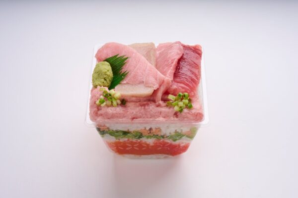 創作鮨処タキモト 大切りまぐろとぶり昆布締めのミルフィーユ