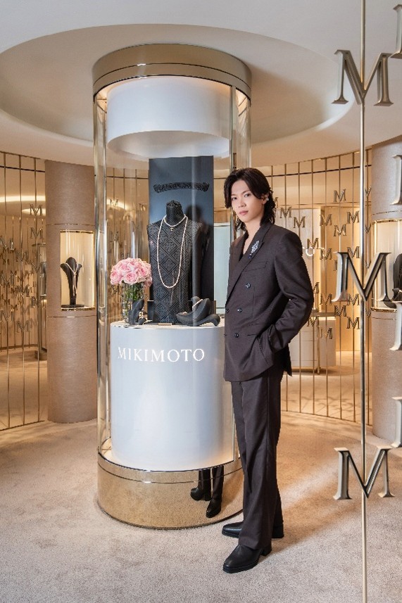 ランドマーク香港のMIKIMOTO大型コンセプトストアでの神宮寺勇太さん