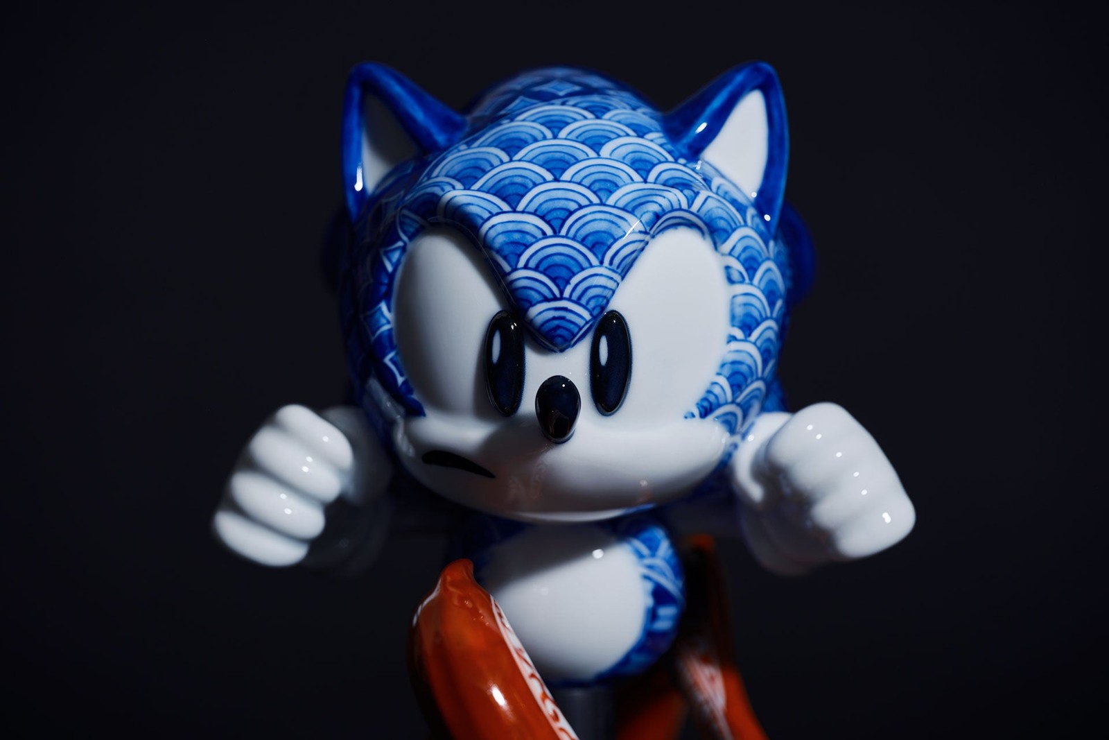 ソニック・ザ・ヘッジホッグ有田焼「Infinite Blue」の正面アップ