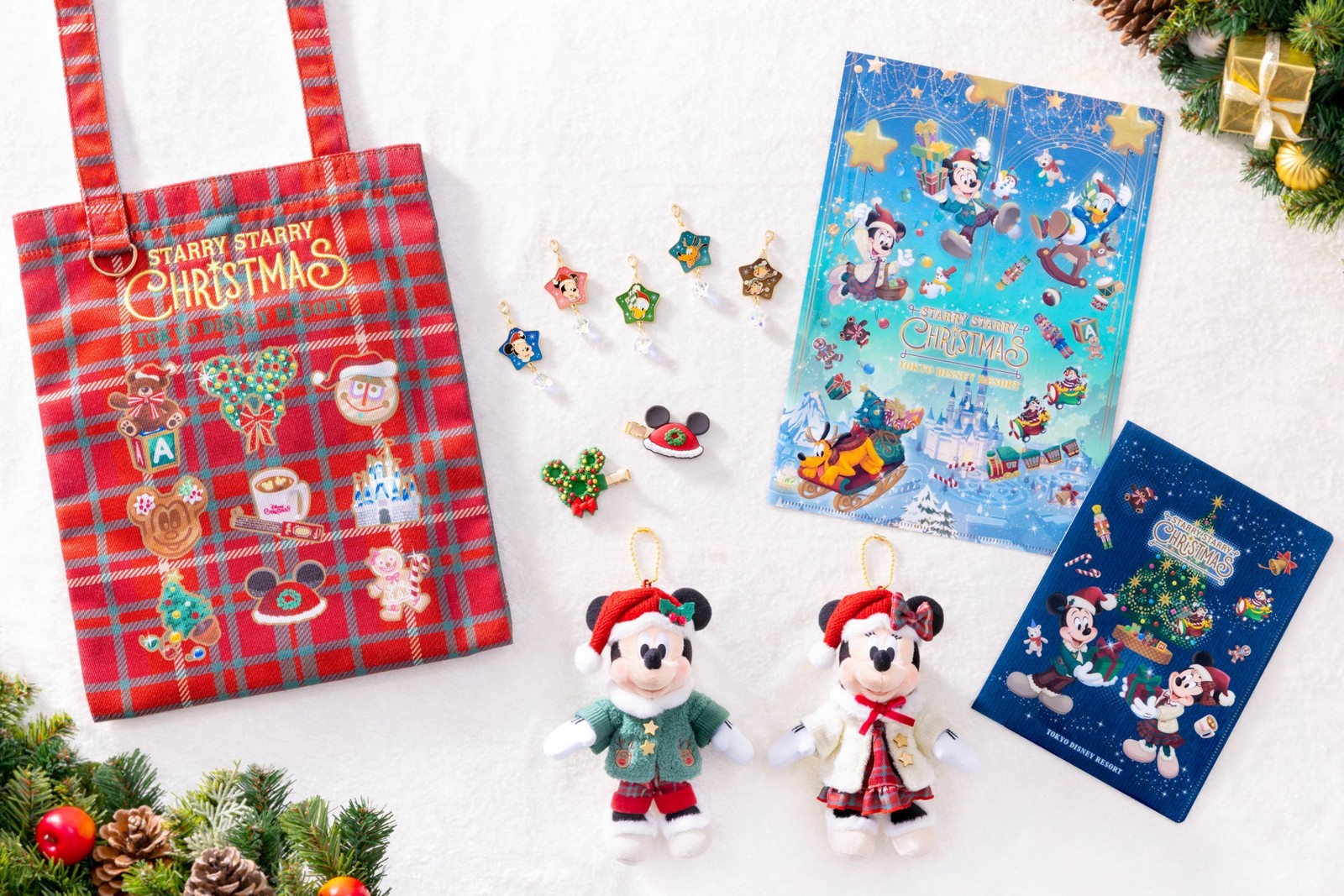 ミッキーマウスとミニーマウスのクリスマスぬいぐるみとグッズ