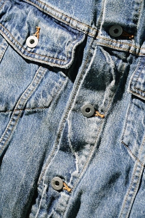 REMOD Collectionの青色の衣服の胸ポケット周辺