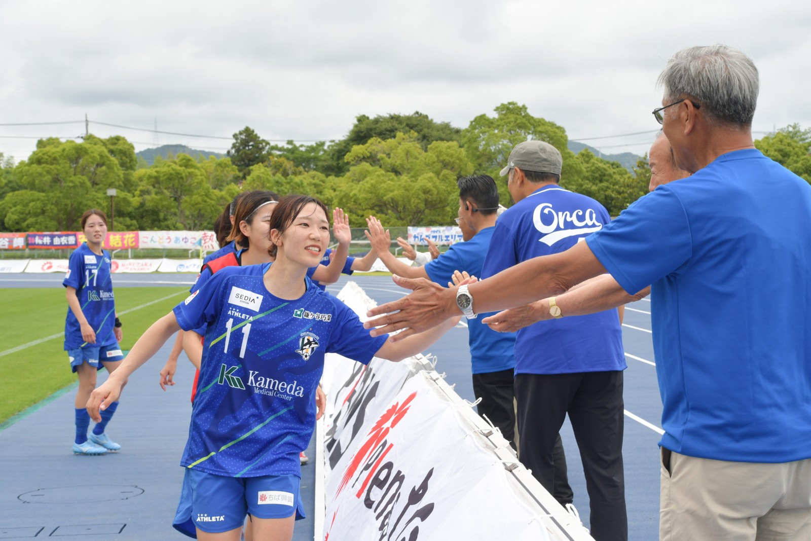 オルカ鴨川FCの選手とファンの交流