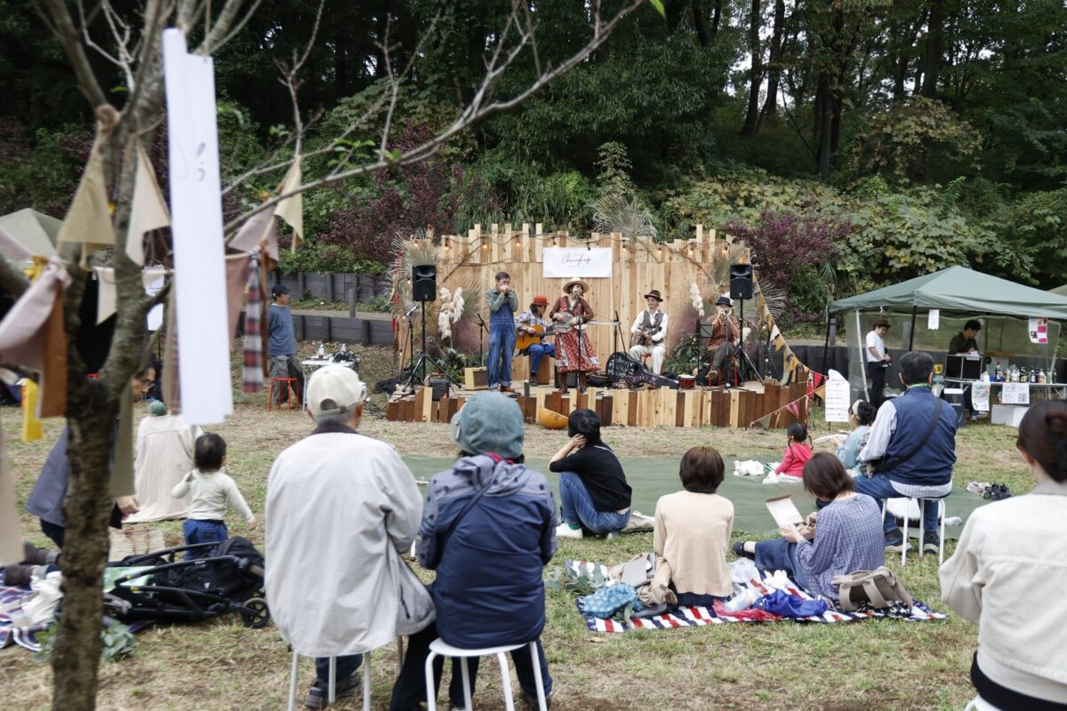 おくまちいちの屋外ライブステージと芝生で聴く観客