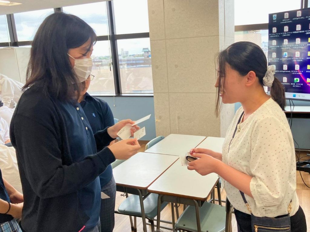 企業の方と生徒たちの名刺交換(毎日興業、クラーク記念国際高等学校さいたまキャンパス)