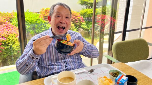 「希望の家」で手作りの食事を楽しむ利用者