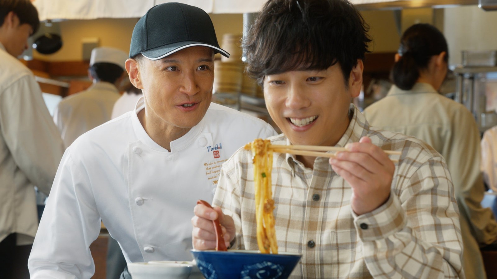 丼の麺を持ち上げる二宮和也さんと松岡昌宏さん