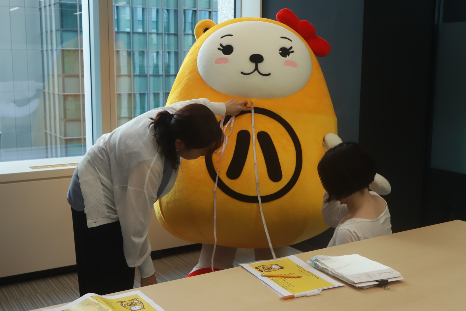 採寸を受けるハニちゃん