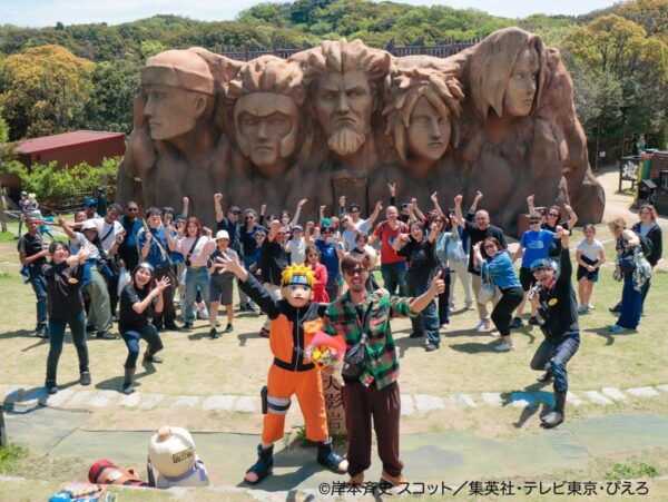 火影岩の前でナルトと来場者が集合したグリーティングの様子