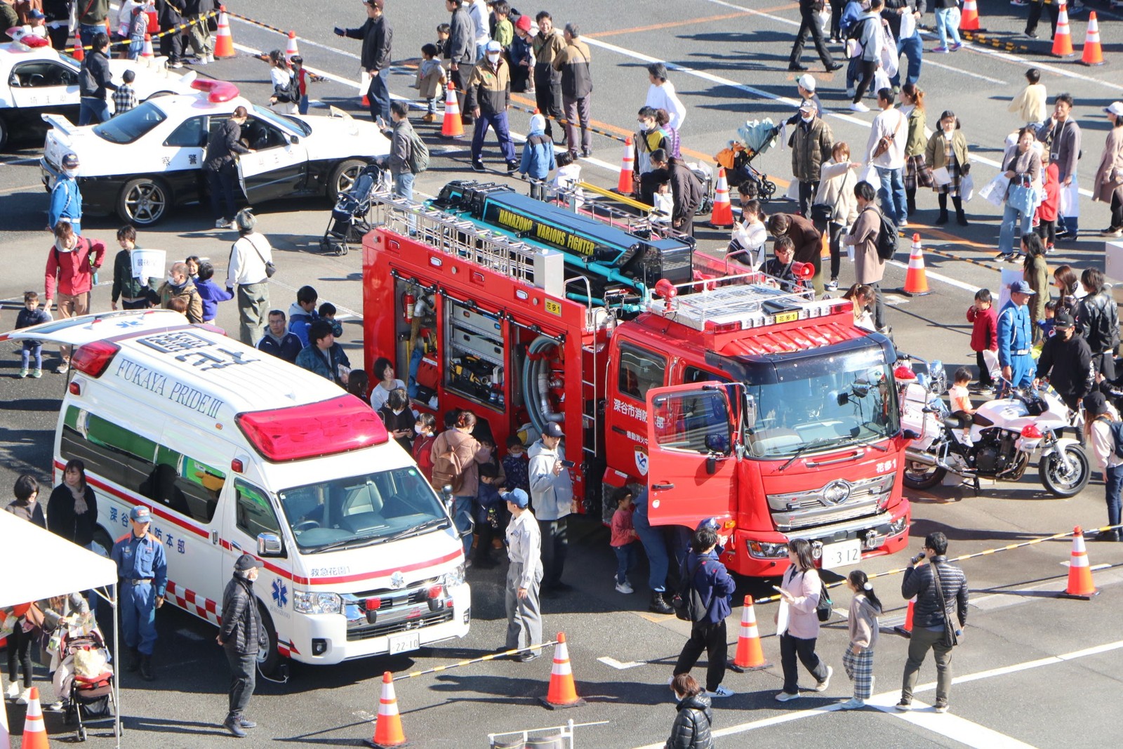 消防車・救急車・白バイ・パトカーの展示
