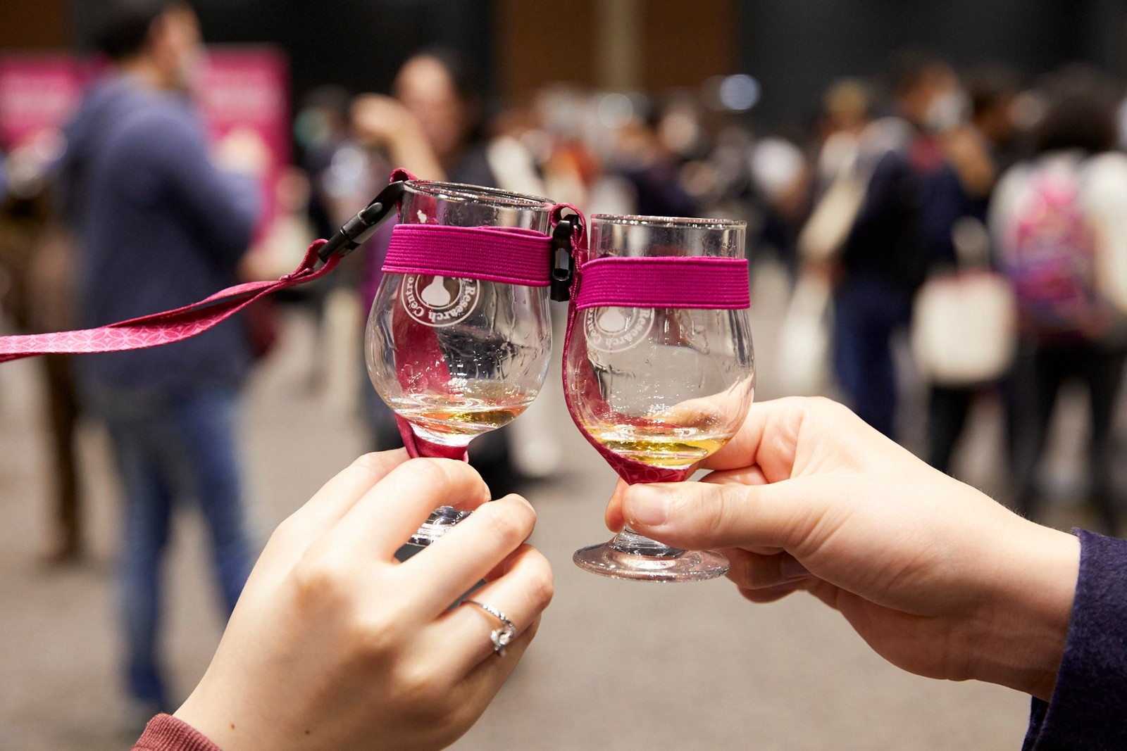 試飲グラスを合わせる来場者