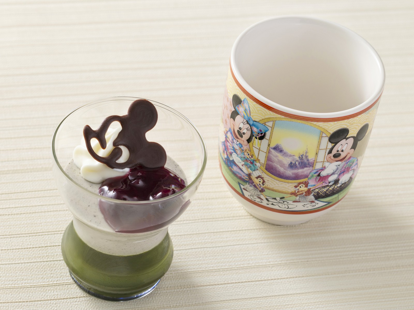 抹茶ゼリー＆黒ごまムースと湯呑み形スーベニアカップ